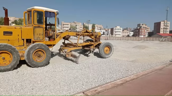 زیر سازی زمین چمن مصنوعی با ماشین آلات سنگین